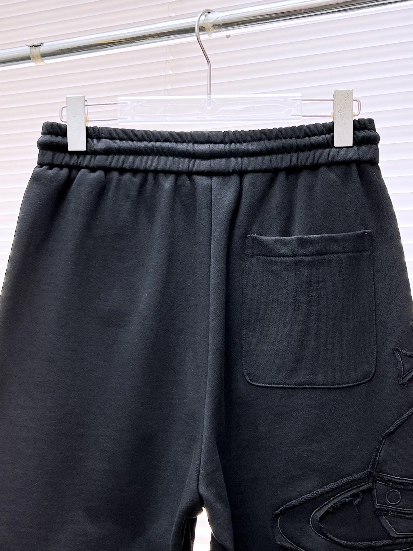 The Queen Mother's three-standard complete 2026 summer New Arrival men's casual shorts, advanced custom-made fabric Breathable fabric, Breathable elasticity and comfort, impeccable details, top-grade accessories, original logo design concept, delicate and soft feel! The upper body fit is awesome! Size: M-XXXL Please state your height and weight when ordering